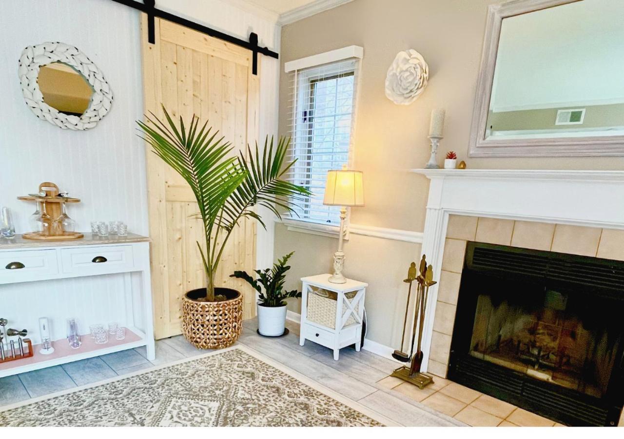 Luxury Villa- 3 Mins To Mohegan- Fully Stocked With Fireplace- Jacuzzi, Saltwater Pools, Sauna Norwich Exterior photo